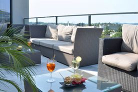 Couch auf Terrasse
